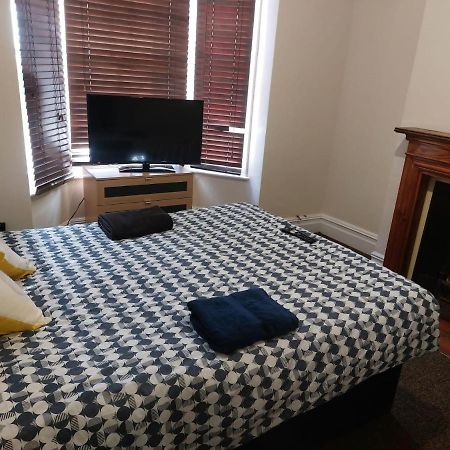 Rooms In A Victorian Comfortable 4-Bedroom House In Milton Keynes Rooms Not En-Suites Wolverton  エクステリア 写真