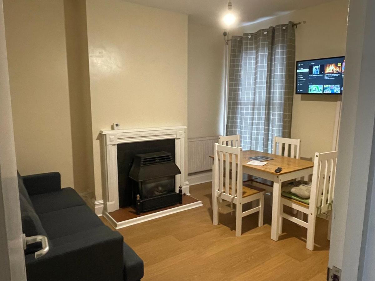 Rooms In A Victorian Comfortable 4-Bedroom House In Milton Keynes Rooms Not En-Suites Wolverton  エクステリア 写真