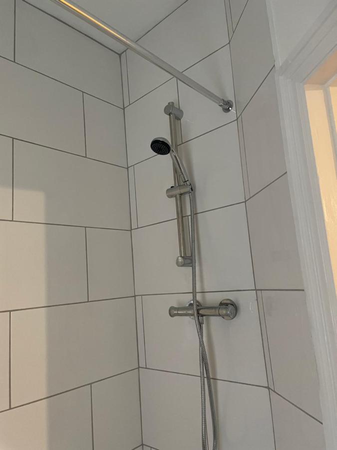 Rooms In A Victorian Comfortable 4-Bedroom House In Milton Keynes Rooms Not En-Suites Wolverton  エクステリア 写真