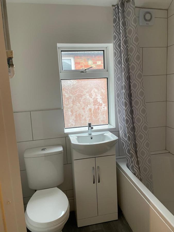 Rooms In A Victorian Comfortable 4-Bedroom House In Milton Keynes Rooms Not En-Suites Wolverton  エクステリア 写真