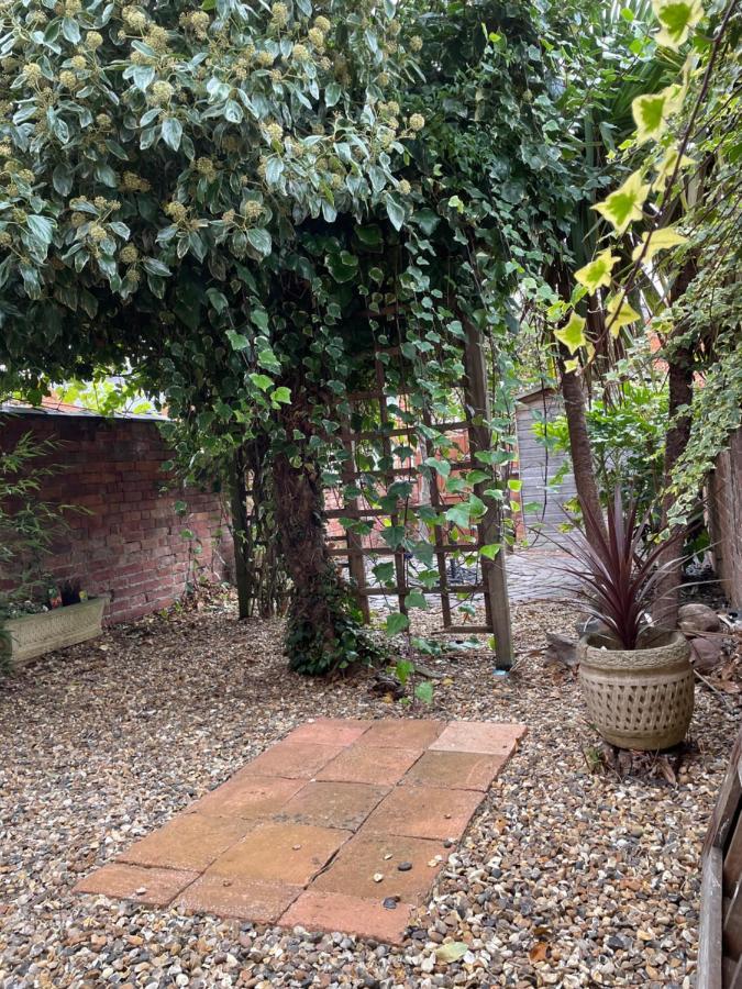 Rooms In A Victorian Comfortable 4-Bedroom House In Milton Keynes Rooms Not En-Suites Wolverton  エクステリア 写真