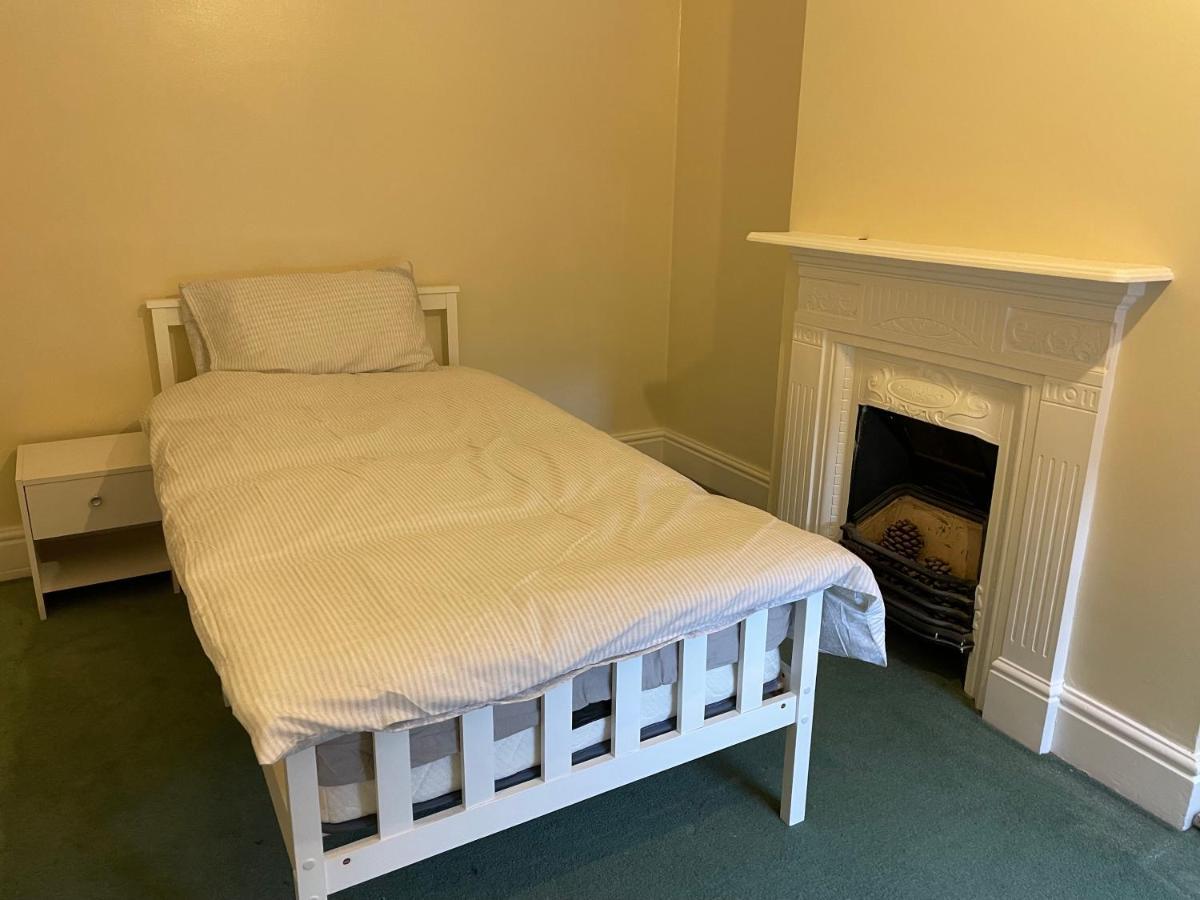 Rooms In A Victorian Comfortable 4-Bedroom House In Milton Keynes Rooms Not En-Suites Wolverton  エクステリア 写真